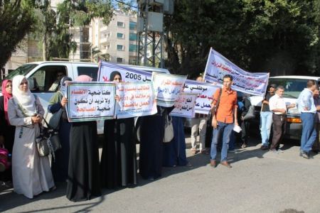 بالصور: موظفو العقود ينظمون اعتصامًا أمام مجلس الوزراء بغزة